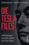 „Die Tesla Files“ in Rot, „Enthüllungen aus dem Reich von Elon Musk“ in Weiß. Schwarz-weißes Porträt im Hintergrund., Buch