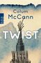 „Colum McCann“, „TWIST“, „ROMAN“. Illustration eines stilisierten Turms vor blaugrauem Hintergrund., Buch