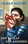 "TAMAR NOORT", "DER SCHLAF DER ANDEREN", "ROMAN". Illustration einer Person mit roter Tasse und blauem Pullover., Buch