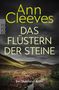 „Ann Cleeves, Das Flüstern der Steine, Ein Shetland-Krimi“. Landschaft mit Heidekraut und dramatischem Himmel., Buch