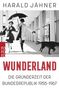 HARALD JÄHNER, WUNDERLAND, DIE GRÜNDERZEIT DER BUNDESREPUBLIK 1955-1967. Ein Paar läuft fröhlich mit einem Hund., Buch