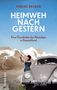 "Heimweh nach Gestern" von Tobias Becker. Frau fotografiert neben einem alten Auto in einer Gebirgslandschaft., Buch