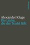 "Alexander Kluge: Die Lücke, die der Teufel lässt", weißer Text auf dunklem Hintergrund, Verlag "Suhrkamp" in Blau., Buch