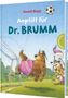 Text: "Anpfiff für Dr. BRUMM". Ein animierter Bär schießt beim Fußball. Weitere Tiere jubeln im Hintergrund.
