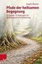 "Pfade der heilsamen Begegnung" von Angela Wucher. Ein Waldweg von Bäumen gesäumt, herbstliche Blätter am Boden., Buch