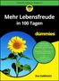 "Mehr Lebensfreude in 100 Tagen für dummies" steht oben. Darunter eine Sonnenblume mit blauem Himmel und gelbe Textelemente., Buch