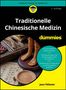 Traditionelle Chinesische Medizin für Dummies. Modellbeine mit Akupunkturpunkten, Nadeln und chinesische Schriftrollen.