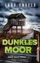 Text: "Lars Engels. Dunkles Moor. Janosch Janssen ermittelt." Eine Hütte auf Stelzen, düstere Wolken und ein Holzweg im Moor., Buch