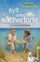 Text: "claudia thesenfitz, sylt oder sachertorte, EIN GLÜCKSROMAN." Zwei Frauen sitzen lachend am Tisch am Strand., Buch