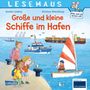 "GROẞE UND KLEINE SCHIFFE IM HAFEN" in roter Schrift. Illustration von Kindern am Hafen mit Schiffen, Polizist im Boot., Buch