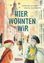 „Hier wohnten wir“ von Martine Letterie und Saskia Halfmouw. Zwei Kinder laufen, ein Kind hält einen Ball, vor pastellfarbenen Häusern., Buch