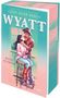 "Lucky River Ranch Wyatt" oben, "Jessica Peterson" links. Illustration: Ein Paar sitzt nahe beieinander, der Mann trägt einen Cowboyhut., Buch