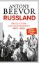 ANTONY BEEVOR, RUSSLAND, REVOLUTION UND BÜRGERKRIEG 1917–1921, SPIEGEL Bestseller-Autor; Schwarz-Weiß-Foto von Soldaten auf Pferden., Buch