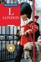 "London", "BAEDEKER". Illustration eines Wachmanns in roter Uniform mit Bärenfellmütze und großem Hund an der Leine., Buch