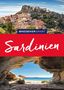 Oben „BAEDEKER SMART“, mittig „Sardinien“. Oben eine bunte Stadt auf einem Hügel, unten ein Strand durch Felsen gerahmt., Buch