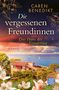 Titel: "Die vergessenen Freundinnen - Das Haus der Erinnerung". Autor: Caren Benedikt. Haus am Meer in idyllischer Landschaft., Buch