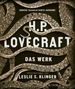 Große kommentierte Ausgabe von H.P. Lovecraft, das Werk, herausgegeben von Leslie S. Klinger, umgeben von Tentakeln., Buch