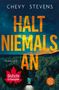 „HALT NIEMALS AN“, Chevy Stevens. Rotes Ahornblatt-Logo: „Spannung made in Canada“. Nachtfahrt durch Wald.