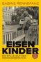„Sabine Rennefanz: Eisenkinder. Die stille Wut der Wendegeneration“. Eine Person sitzt auf einem Holzzaun., Buch