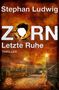 "Stephan Ludwig Zorn Letzte Ruhe Thriller." Eine beleuchtete Brücke bei Sonnenuntergang mit herabgefallenen Blättern und Laternen., Buch