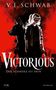 "V.E. Schwab. Victorious. Der Schmerz ist dein. Tor. Roman." Eine junge Frau mit einem Messer steht vor einem Hund., Buch