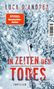 Titel: "In Zeiten des Todes". Autor: Luca D'Andrea. Eine schneebedeckte Waldszene mit Person folgt einem Pfad., Buch