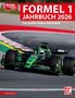 Oben links "auto motor und sport", groß "FORMEL 1 JAHRBUCH 2026", darunter "Der große Saison-Rückblick". Ein grünes Rennauto auf der Strecke. Unten links "Michael Schmidt", rechts ein "Motorbuch Verlag" Logo., Buch