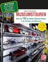 Texte: "AUTOS", "MUSEUMSTOUREN", "Mehr als 170 der besten Oldtimer-Museen". 
Eine mehrstöckige Ausstellung von alten Fahrzeugen., Buch