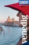 "Venedig" ist vertikal in Weiß am Rand. "DUMONT Reise-Taschenbuch" oben. Blick auf venezianische Gebäude bei Sonnenuntergang., Buch