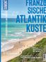 "Französische Atlantikküste" in großen blauen Buchstaben. Strand, Meer, Menschen. Oben links "DUMONT"., Buch