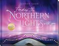 "Finding the Northern Lights with You" oben, "Ein Romance-Entscheidungsbuch" auf gelbem Kreis. Boot mit Lichtern im Vordergrund., Buch