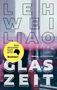 Text: "LEH WEI LIAO GLASZEIT ROMAN LUCHTERHAND". Hintergrund: verschwommene Farben in Rosa und Blau., Buch
