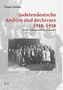 Sudetendeutsche Archive und Archivare 1918–1938. Gruppenfoto von Menschen in historischer Kleidung vor einer Steinmauer., Buch
