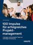 „100 Impulse für erfolgreiches Projektmanagement.“ Gruppe diskutiert am Tisch; ein Mann steht lächelnd im Hintergrund.