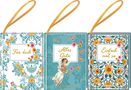 „Für dich“, „Alles Gute“, „Einfach mal so“ in goldener Schrift auf blumigen, dekorierten Anhängern mit Ornamenten., Buch