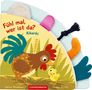 Text: "Fühl mal, wer ist da? Kikeriki". Ein Hahn beugt sich zu einem Küken vor. Elemente zum Fühlen ragen heraus., Buch