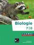 "Biologie 7 | 8" und "HYBRIDES SCHULBUCH". Ein Waschbär schnuppert an einer orangefarbenen Blume auf einem Baumstamm.