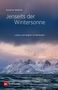 „Jenseits der Wintersonne“, „Leben und Segeln im Nordmeer“. Schneebedeckte Berge über einem dunklen Meer, Vögel fliegen.
