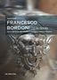 „Francesco Bordoni (1574–1654)“ von Giulia Cicali. Darunter eine verzierte, fröhliche Metallskulptur eines Gesichtes., Buch