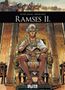 „Ramses II.“ Illustration: Pharao auf Thron mit Zepter, Wand mit Hieroglyphen, Kampfwagen im Hintergrund., Buch