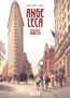 "Ange Leca: Amerikanische Monster" in roter Schrift. Szene mit historischer Stadtstraße, Flatiron-Gebäude, Menschen und Hund., Buch