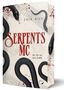 „SERPENTS MC“ in roten Buchstaben, schwarzer Schlangen und Blutspuren auf hellem Hintergrund. Romantisches Motiv., Buch