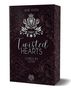 "Twisted Hearts" von Jane Aiven. "Cured by Love." Verzierungen und ein Löwenemblem auf dunklem Hintergrund., Buch