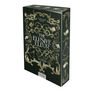 "The Elusive Elixir" von Gigi Pandian. Cover in Dunkelgrün mit goldenen Ornamenten, Büchern und Flaschen., Buch