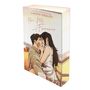 „You, Me, and Forever“ von Laura Pavlov. Illustration eines Paares, das sich innig ansieht, vor ländlicher Kulisse., Buch
