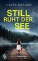 "STILL RUHT DER SEE" in gelb, "Manche Geheimnisse überdauern den Tod." Mädchen mit Teddy auf Steg, nebeliger See., Buch