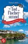 „Der Tod am Fischerstrand: Ein Cornwall Cosy Crime“. Küstenlandschaft mit Häusern, blauer Himmel und ein Boot im Wasser., Buch