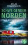 „Niklas Sonnenschein, Schweigender Norden, Ein Norwegen-Krimi.“ Ein rotes Haus an einem Fjord unter dramatischem Himmel., Buch
