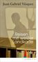 "Reisen mit weißer Landkarte" von Juan Gabriel Vásquez, Schattensilhouette vor einem Fenster, Bücherregal im Vordergrund., Buch