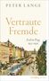 "PETER LANGE, Vertraute Fremde, Exil in Prag 1933–1939, Schöffling & Co." zeigt eine historische Straßenszene mit Straßenbahnen., Buch